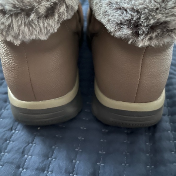 Skechers Tan Fur-Lined Winter Boots slip on size 8.5 - Picture 2 of 5